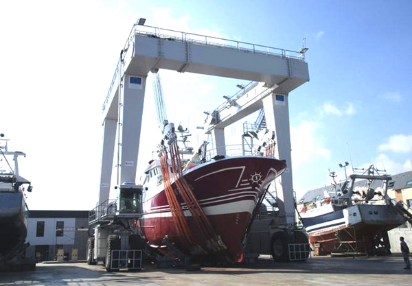 选择游艇搬运机升降系统的驱动方式时需要考虑哪些因素