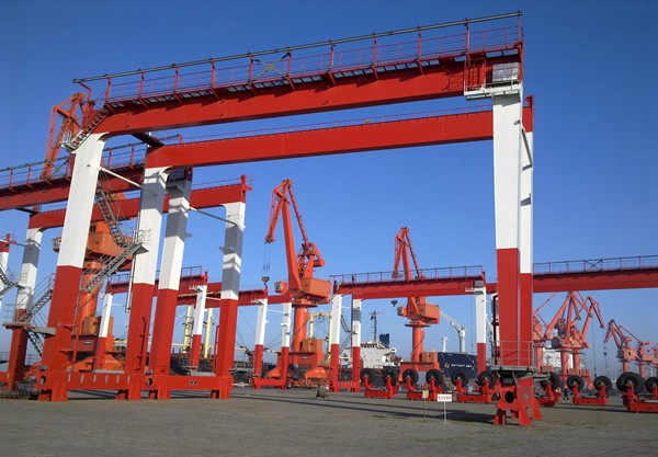 福建漳州集装箱轮胎式起重机的行走驱动系统的工作原理是什么