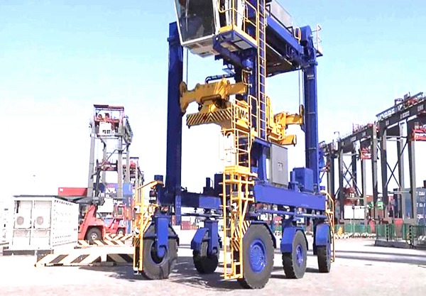 跨运车作业时，防倾翻、防碰撞的安全装置有哪些